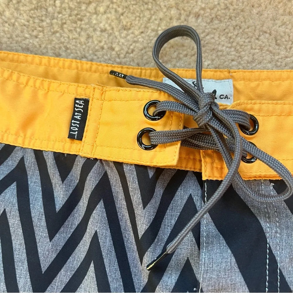 Lost Enterprises Men’s Black & Gray Chevron Print Board Shorts - Size 38 - VGUC - Picture 8 of 10